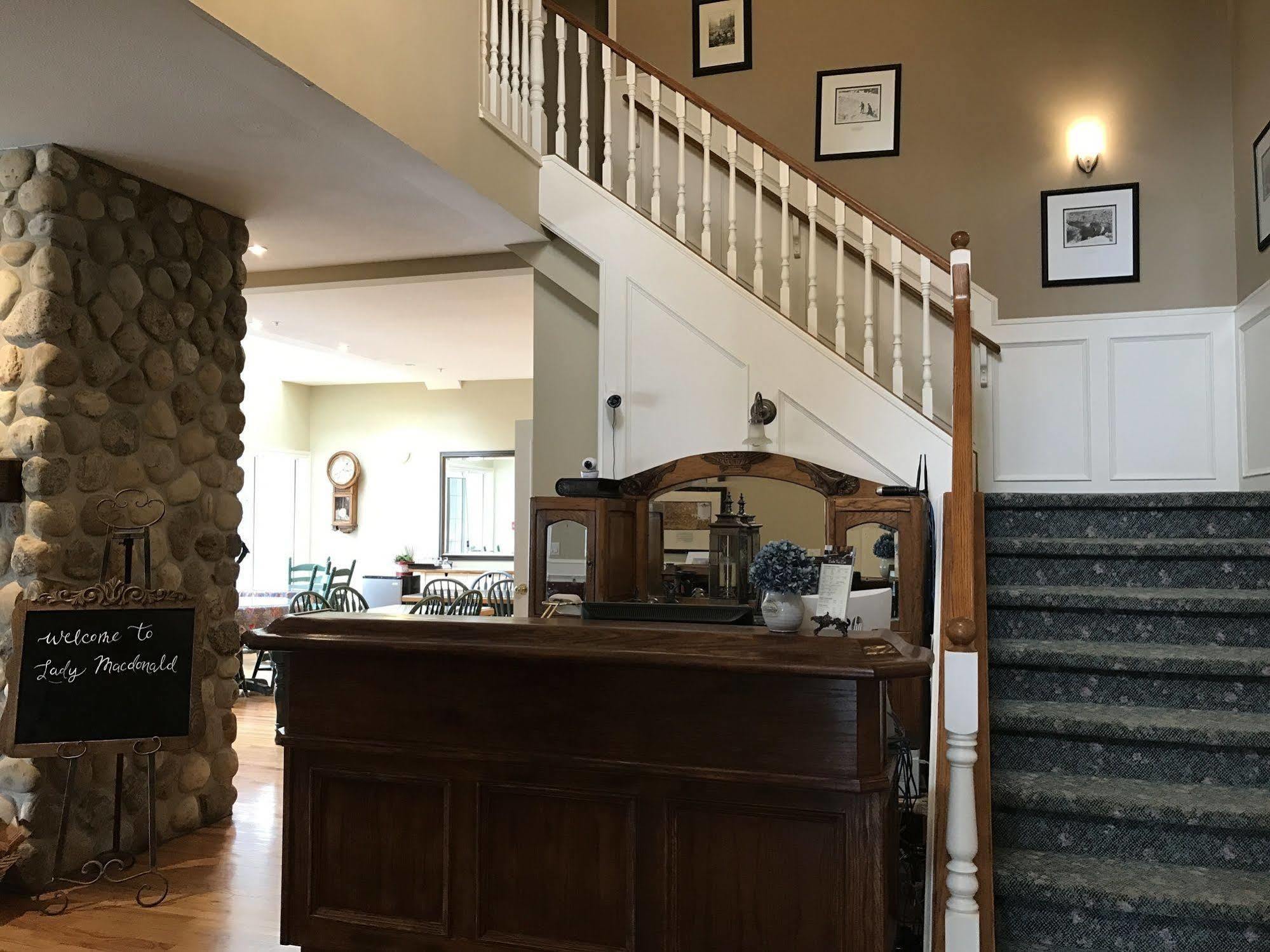 Inn Lady Macdonald Country Canmore